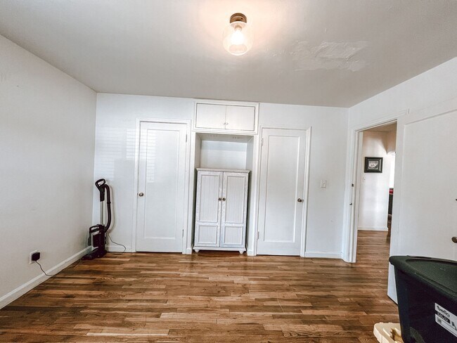 Building Photo - Stylish home ready for comfortable living