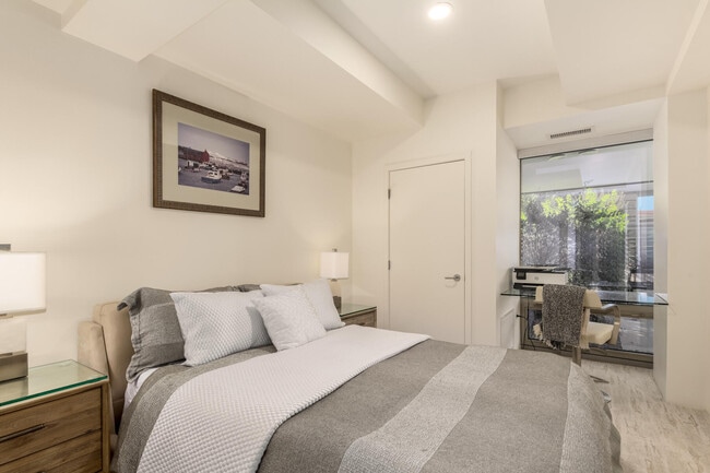 Building Photo - 7131 E Rancho Vista Dr