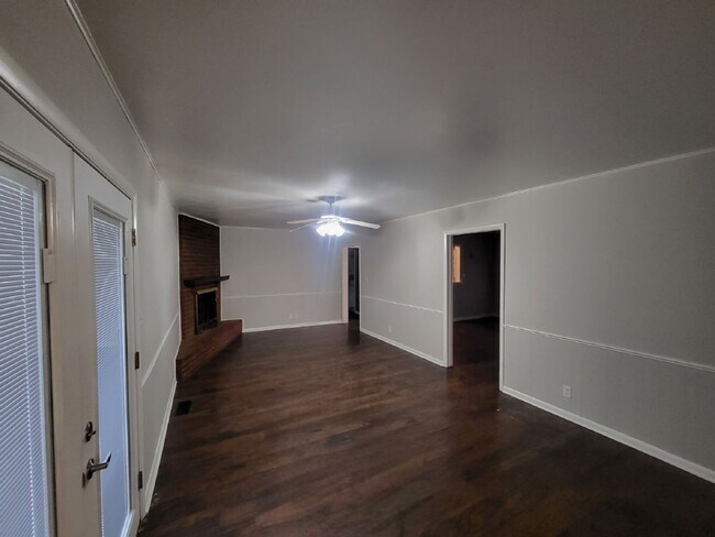 Building Photo - 3 Bed 2 Bath, 2 Car Garage