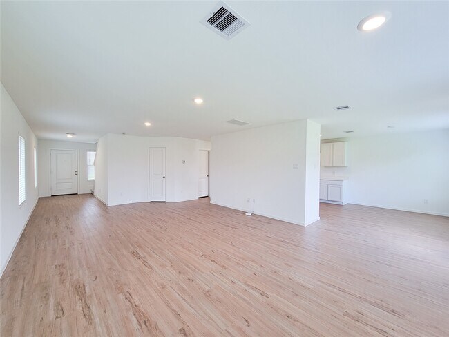 Building Photo - 3038 Pensacola Dr