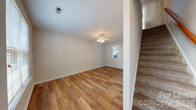 Building Photo - 5545 Seths Dr