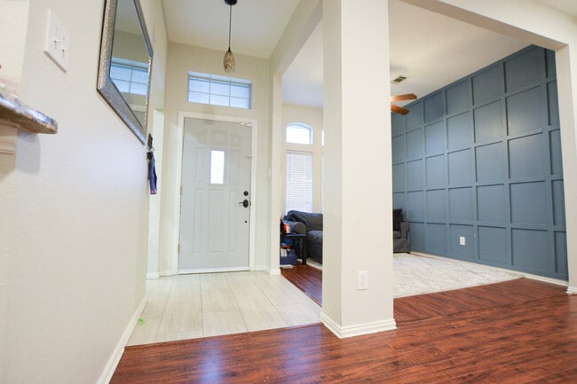 Building Photo - 1207 Old Knoll Dr