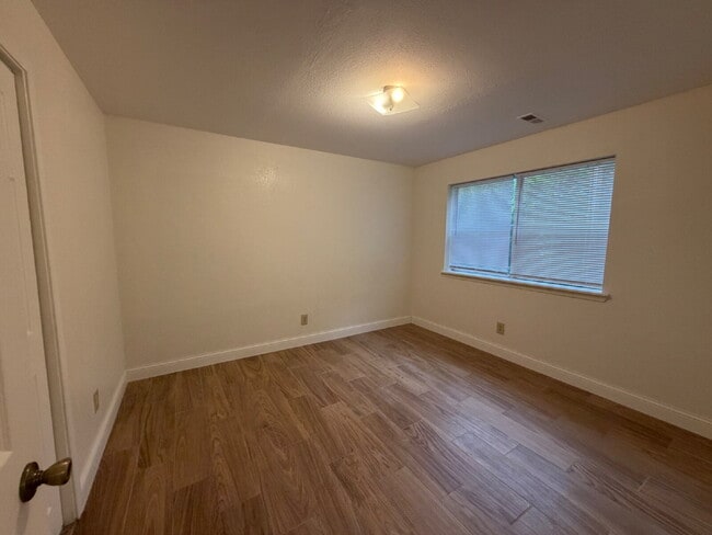 Building Photo - Last 2BR unit at Green Oaks