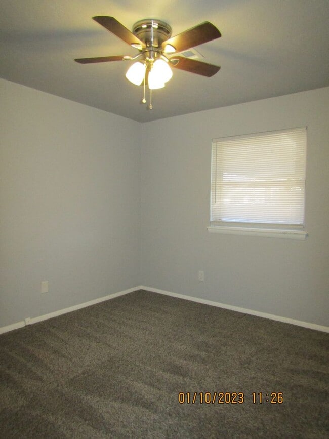 Building Photo - Great home located on the eastside, walking distance to MacArthur Schools.