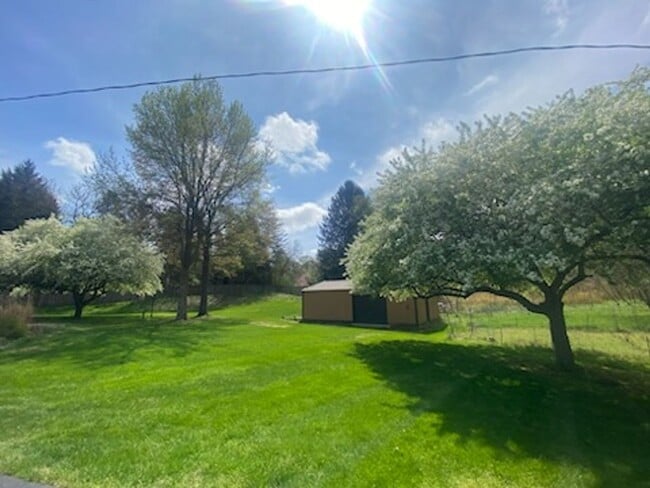Building Photo - 5 bed / 3.5 bath Ranch House