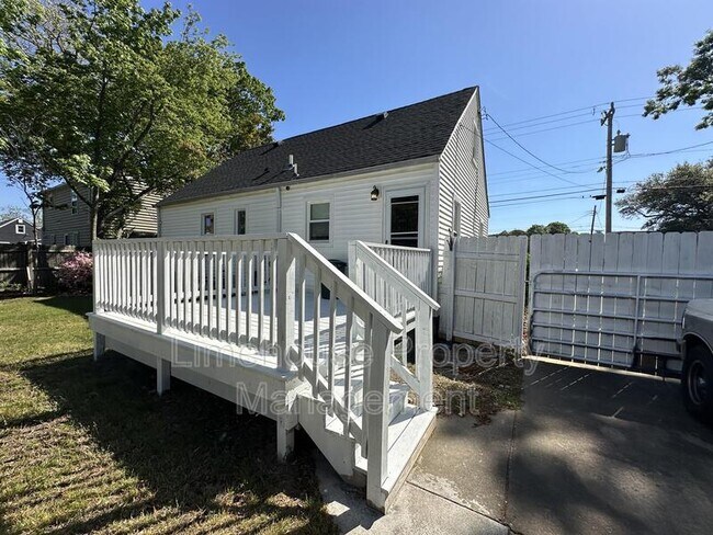 Building Photo - 8803 Tidewater Dr