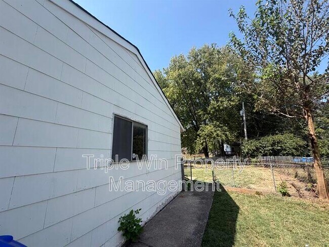 Building Photo - 675 Lilac Dr