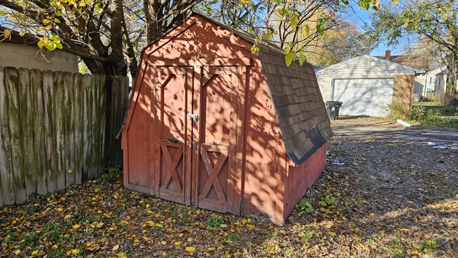 Storage Shed - 907 Beecher St