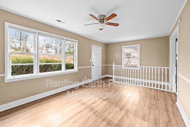 Building Photo - 942 Hillcrest Ave