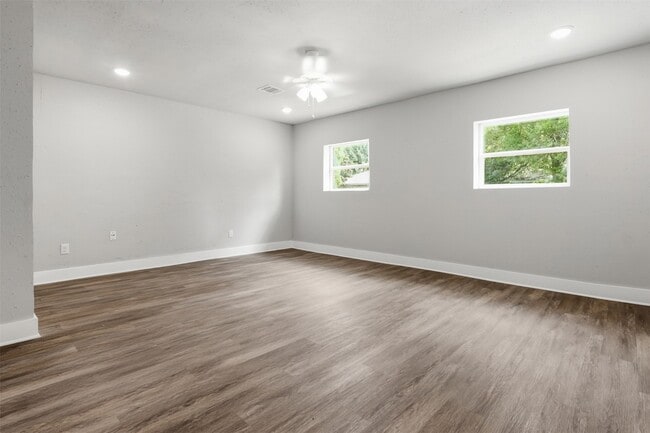 Building Photo - 4767 Beechaven St