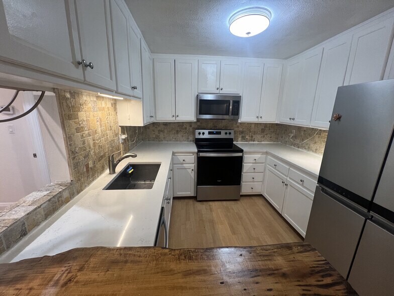 Building Photo - 439 S Catalina Ave