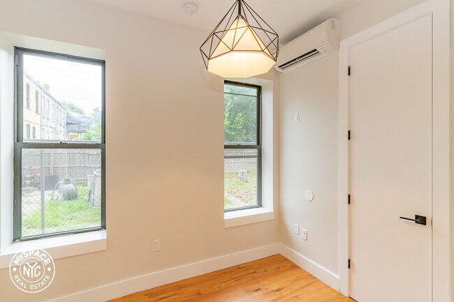 Building Photo - 1671 Lincoln Pl