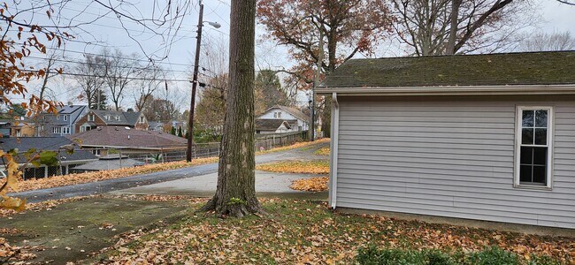 Building Photo - 1224 Woodlawn Dr