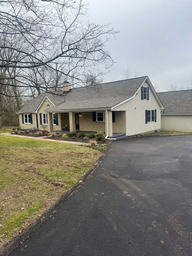 Building Photo - 4 bedroom 2.5 bath with large yard and in ground pool