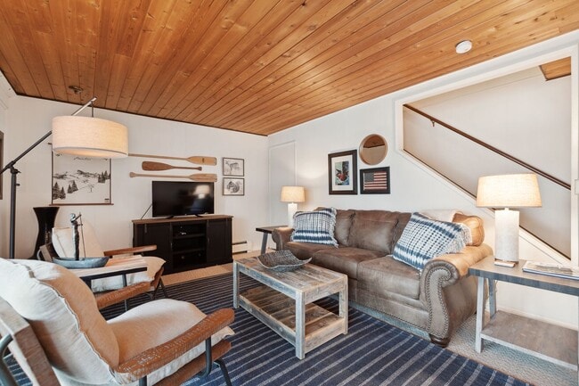 Building Photo - 1 bedroom, 1 bath condo on Whitefish Lake