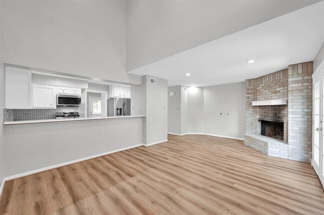 Building Photo - 3843 Knollcrest Dr