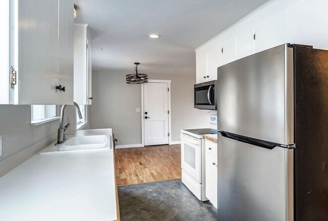 Building Photo - East Lynnwood Three Bed, 1 1/2 Bath Rambler