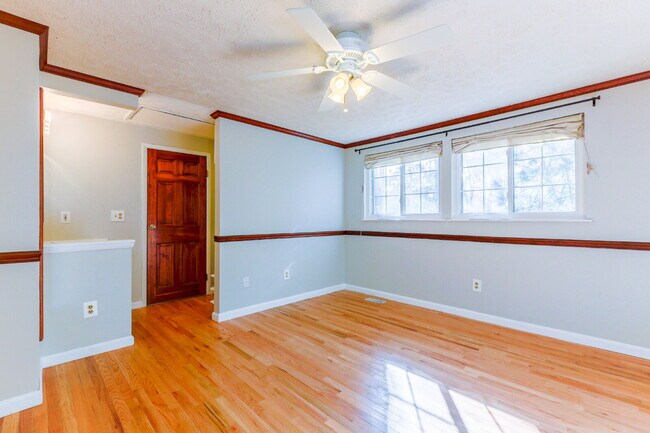 Building Photo - Bright and Spacious Townhome Living Near Reston