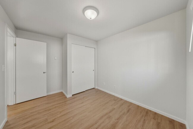 Building Photo - Newly Renovated 2 Bedroom in Wedgewood!