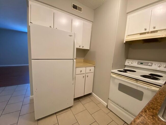 Building Photo - Cute & Affordable 1 Bedroom in Madison