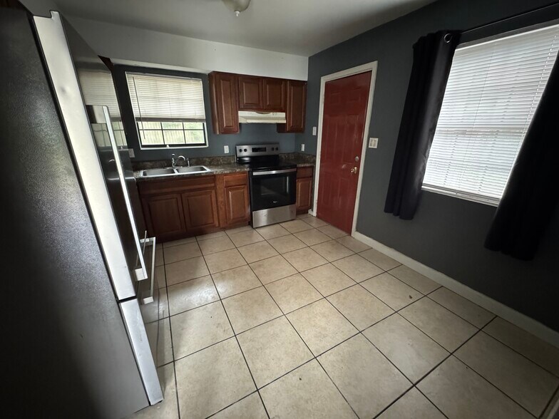 Primary Photo - 1924 Nekoma Ct