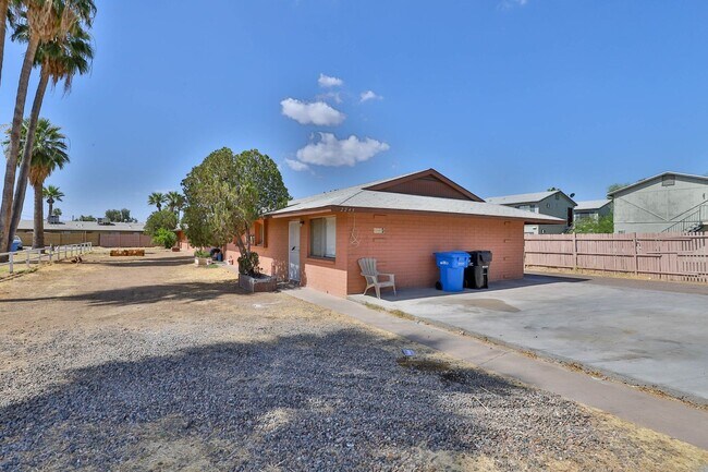 Building Photo - 2245 W Glenrosa Ave