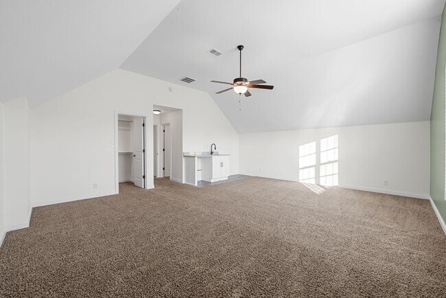 Building Photo - Pet Friendly Four Bedroom with Bonus!