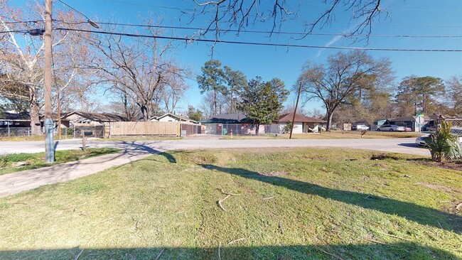 Building Photo - 6801 Greenhurst St