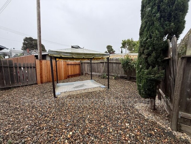 Building Photo - 307 California St