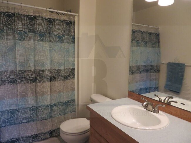 Building Photo - Gorgeous 4 bedroom House in a highly desir...