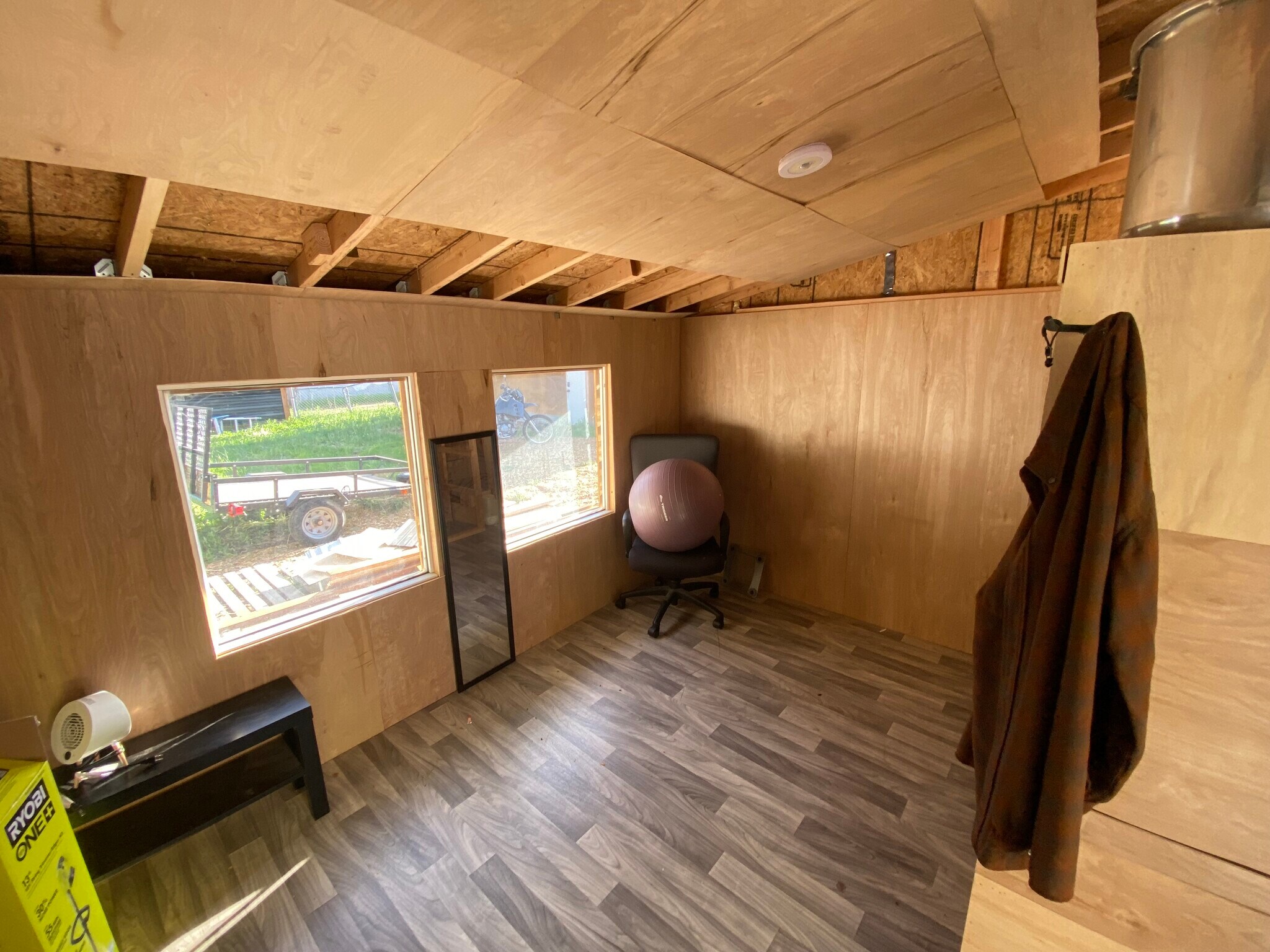 Building Photo - 160 E Leslie Ave