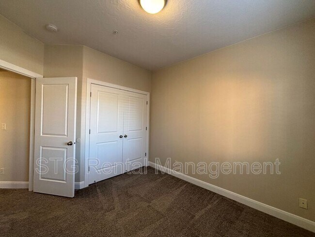 Building Photo - 700 N Main St