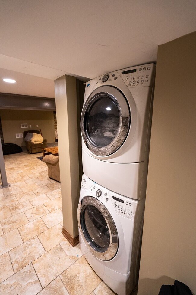 Building Photo - 1101 22nd Ave SE