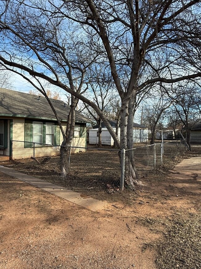 Building Photo - 1 Bedroom 1 Bath - Fenced Yard