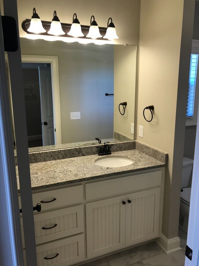 Building Photo - Townhome Available for June!