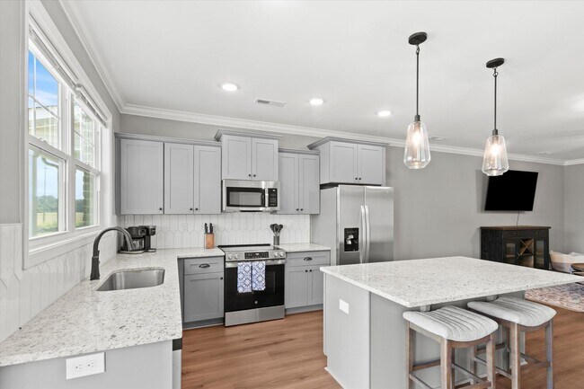 Building Photo - Fully Furnished and Move-In Ready! Flexible Lease Options Available!