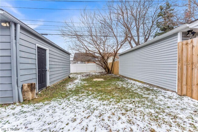 Building Photo - 8008 Pelham Dr