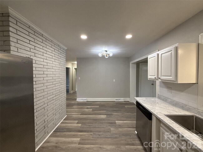 Building Photo - 2745 Dogwood Ave