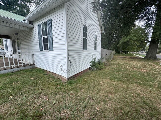Building Photo - 820 S 28th St