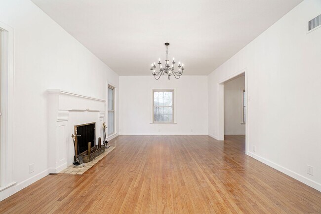 Building Photo - Luxury 4-Bedroom Home with 3,400+ Sq Ft in Prime San Antonio Location