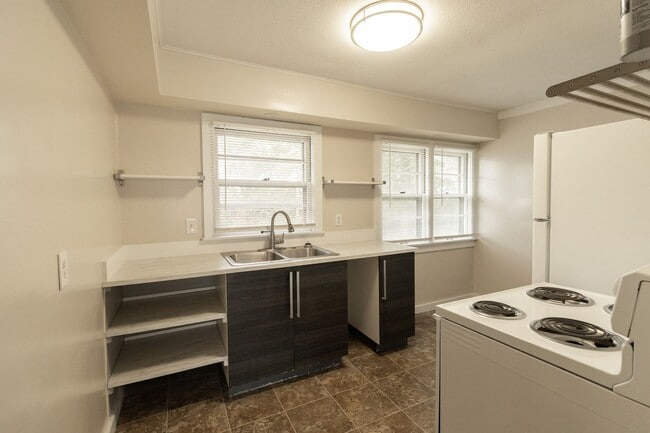 Building Photo - 4 Bed 2 Bath House on East Campus