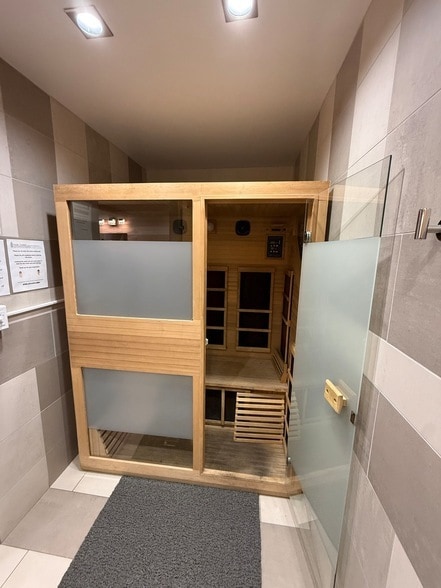 Building Photo - 5415 N Sheridan Rd