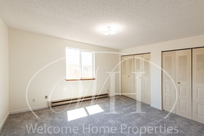 Building Photo - 2 Bedroom Duplex Apartment with Garage and...