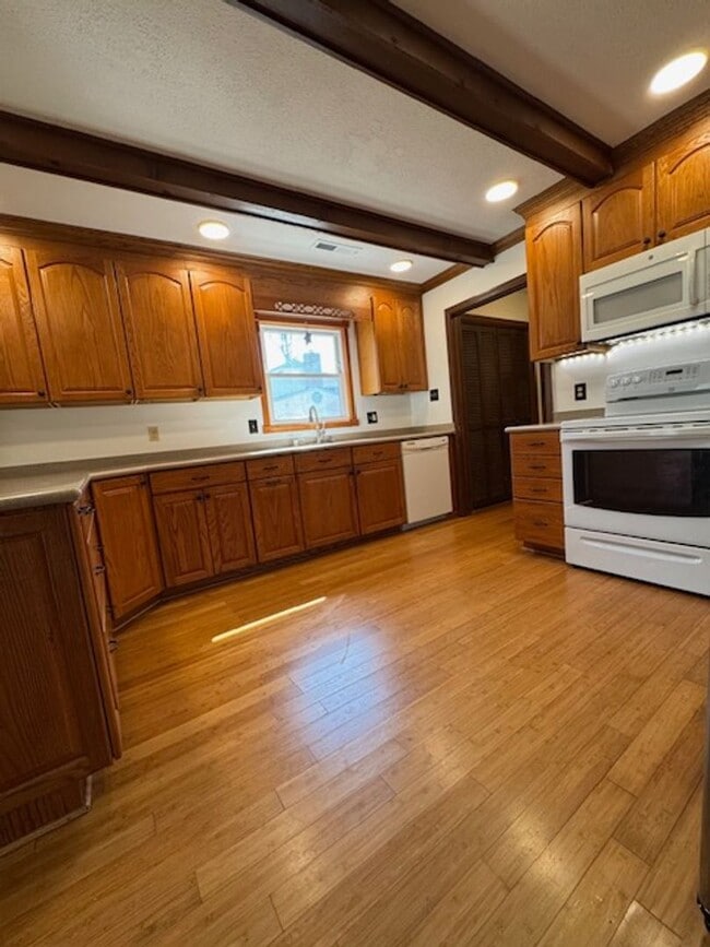 Building Photo - 305 Glen Oak Dr