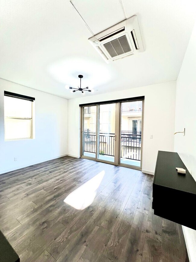 Building Photo - Available for showings after July 20th.
