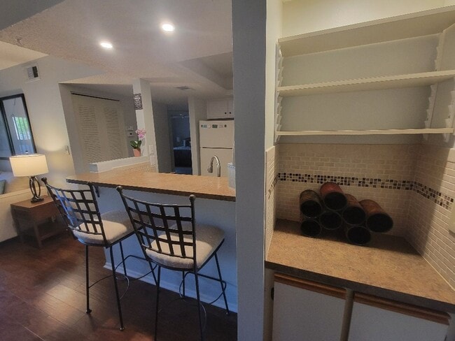 Building Photo - Lovely bottom floor UN-furnished condo Por...