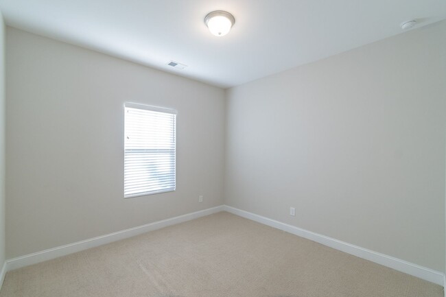 Building Photo - Spacious & Elegant 4 Bedroom Home in Fort ...