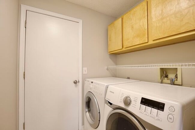 Building Photo - Stunning 3/2 Home with a Spacious 2 Car Ga...