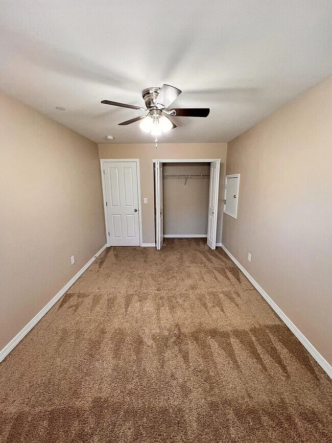 Building Photo - Beautiful Spacious 4bd 2bath Available Oct...