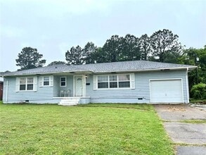 Building Photo - Convenient Location with Huge Rooms and Ba...